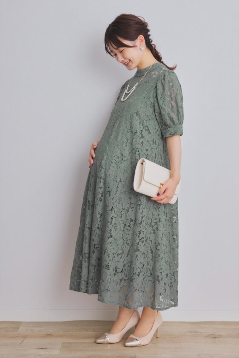 ライトベージュのカラーメタルクラッチバッグ