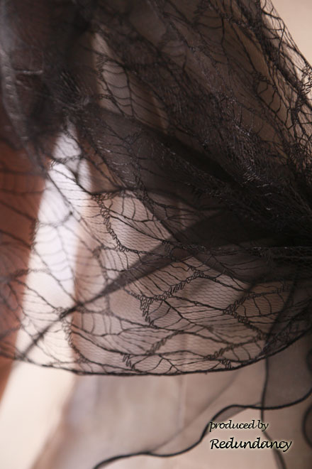 ブラックのリーフ柄二重ストール