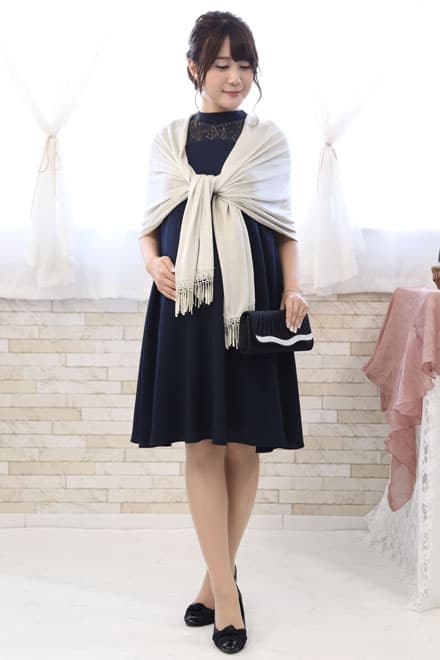 ネイビーのデコルテレースウエストリボンドレス