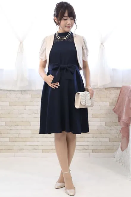 ネイビーのデコルテレースウエストリボンドレス