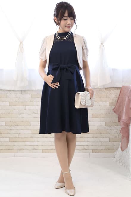 ネイビーのデコルテレースウエストリボンドレス