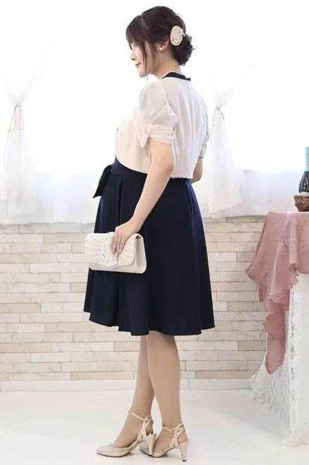 ネイビーのデコルテレースウエストリボンドレス