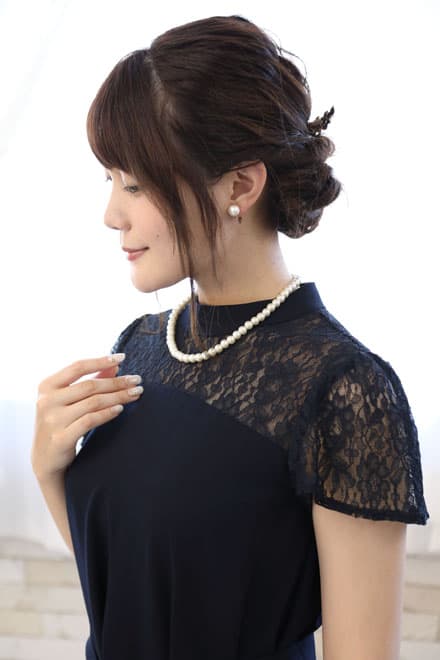 ネイビーのデコルテレースウエストリボンドレス