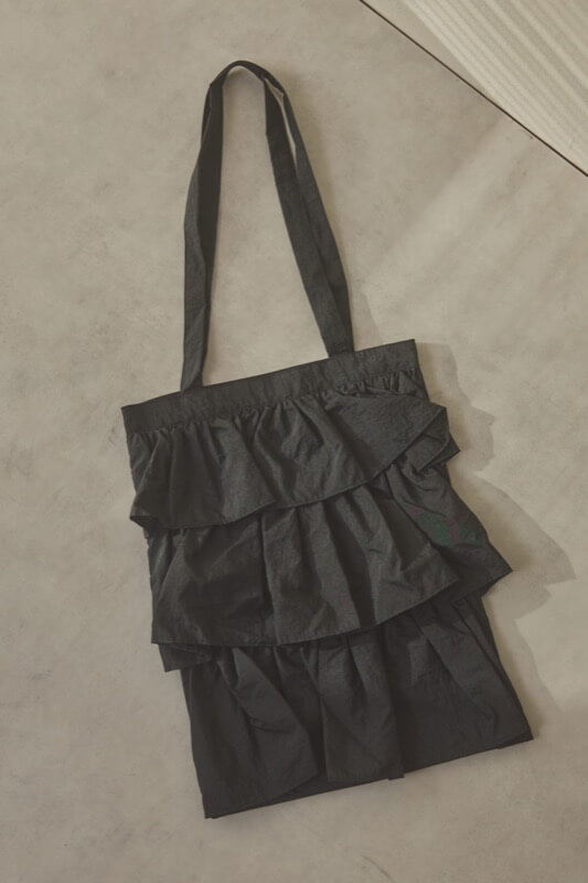 ブラックのサテンフリルトートバッグ
