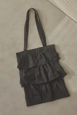 サテンフリルトートバッグ　ブラック