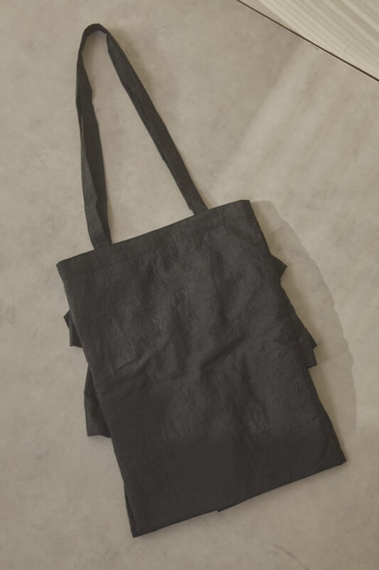 ブラックのサテンフリルトートバッグ