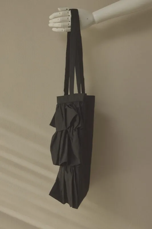 ブラックのサテンフリルトートバッグ