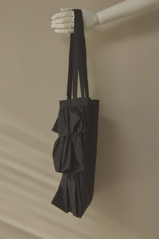 ブラックのサテンフリルトートバッグ