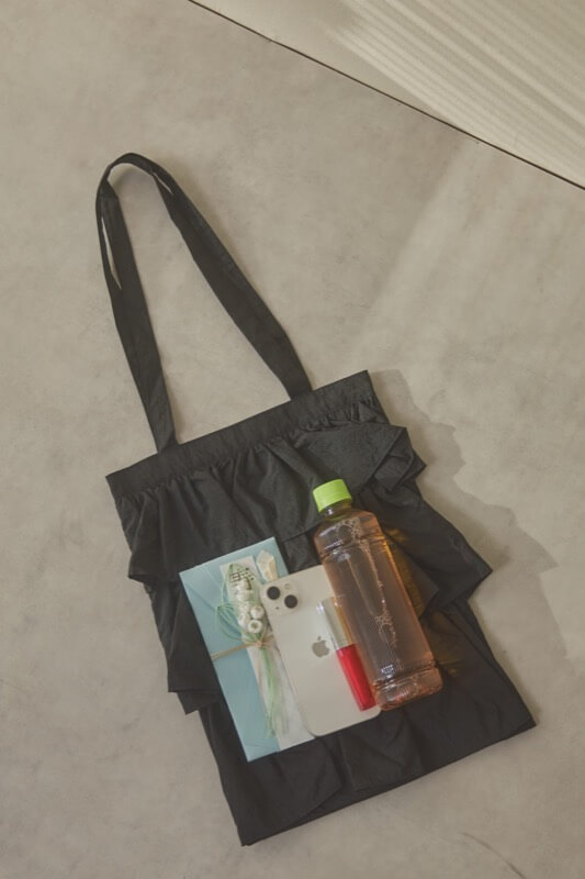 ブラックのサテンフリルトートバッグ