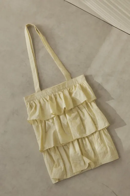 ベージュのサテンフリルトートバッグ