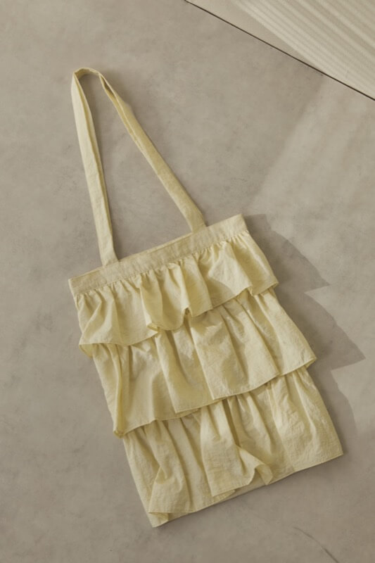 ベージュのサテンフリルトートバッグ