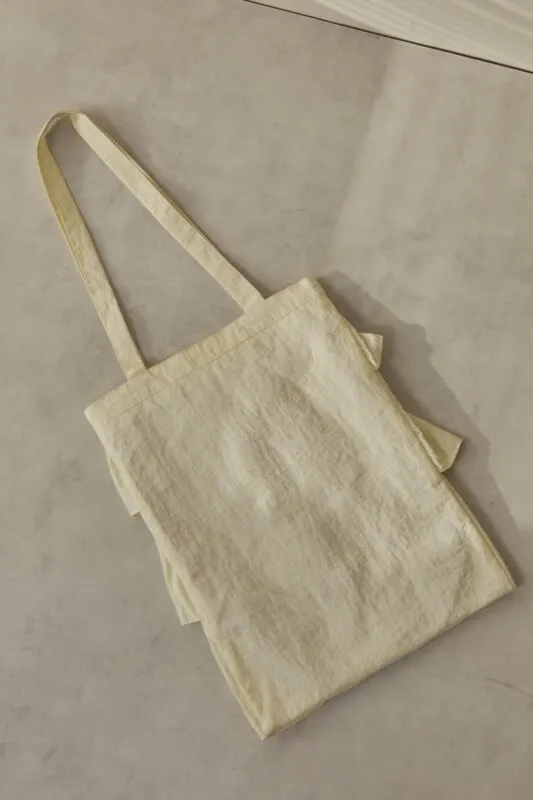 ベージュのサテンフリルトートバッグ