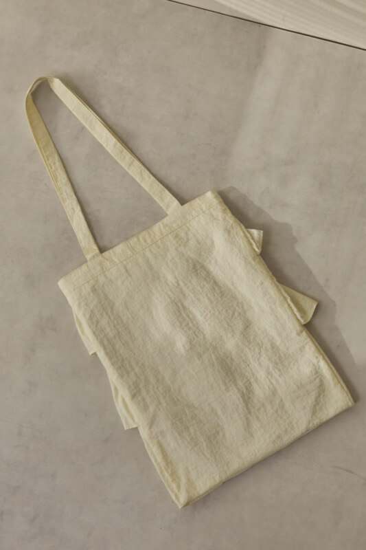 ベージュのサテンフリルトートバッグ