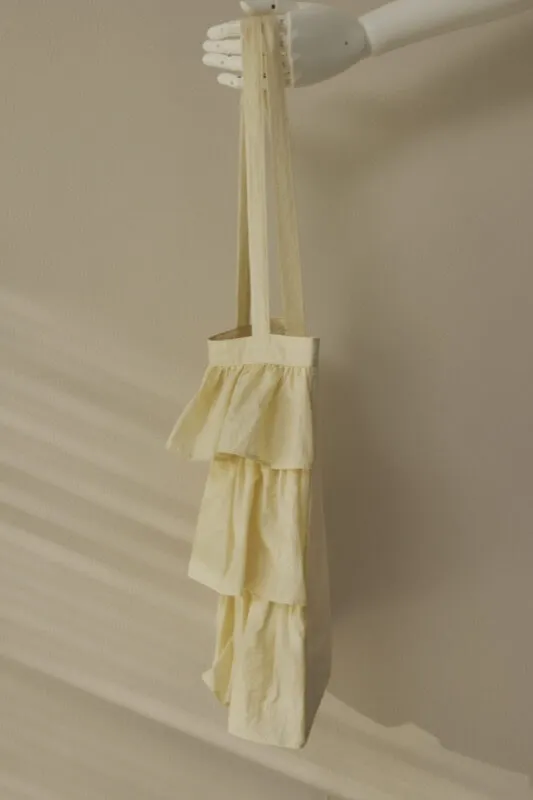 ベージュのサテンフリルトートバッグ