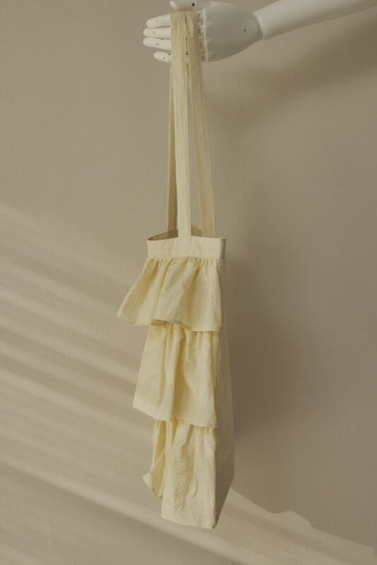 ベージュのサテンフリルトートバッグ