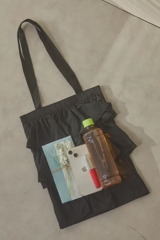 ベージュのサテンフリルトートバッグ