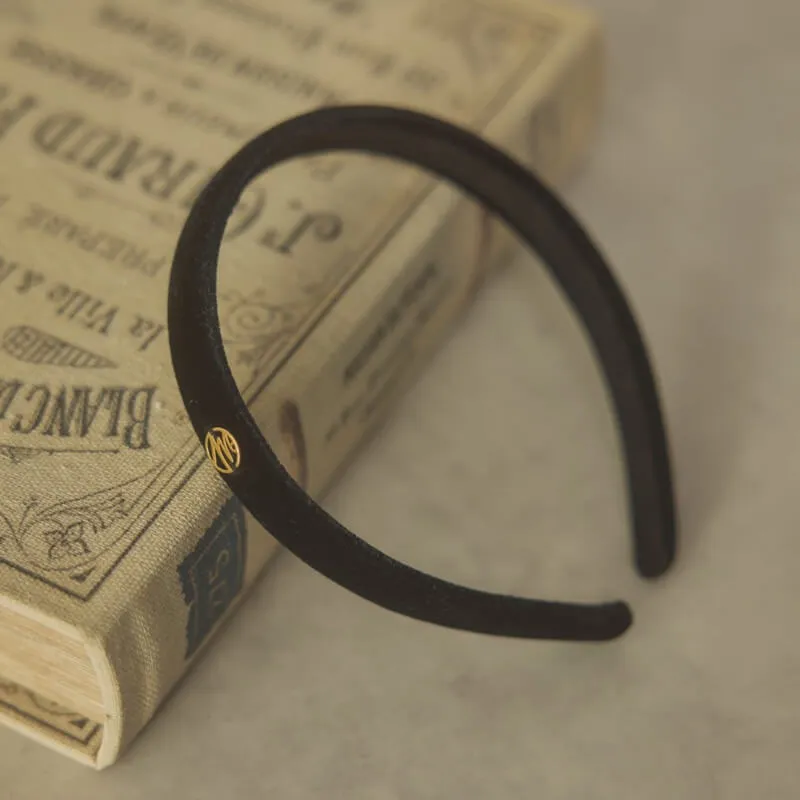 ブラックのベロアカチューシャ