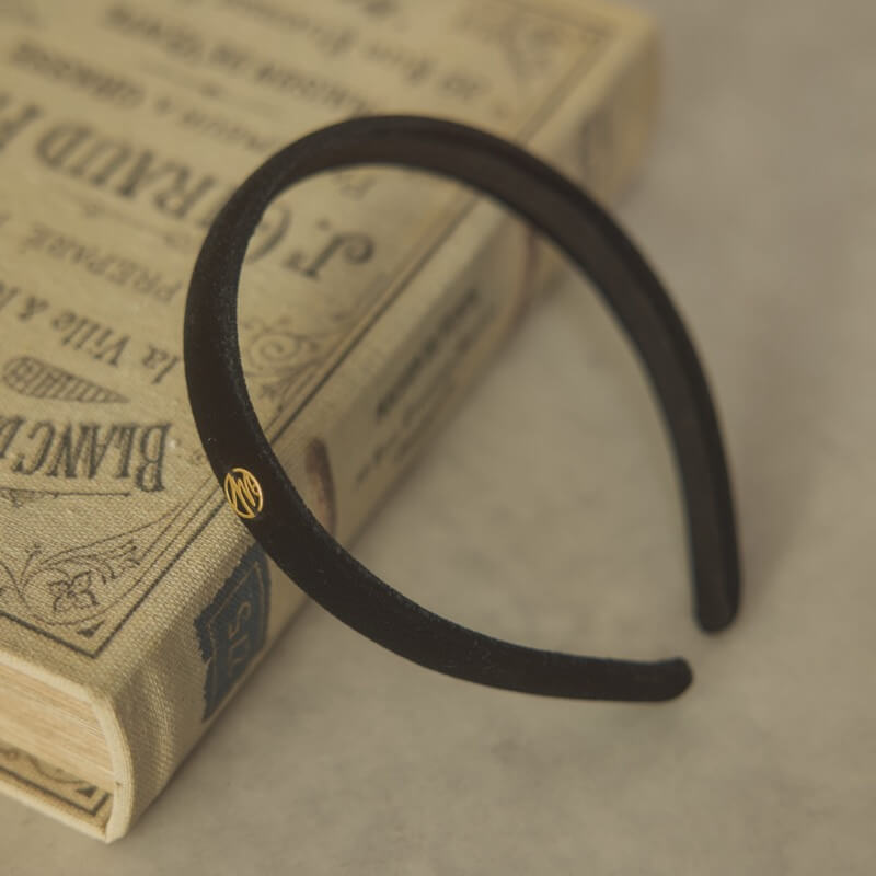 ブラックのベロアカチューシャ