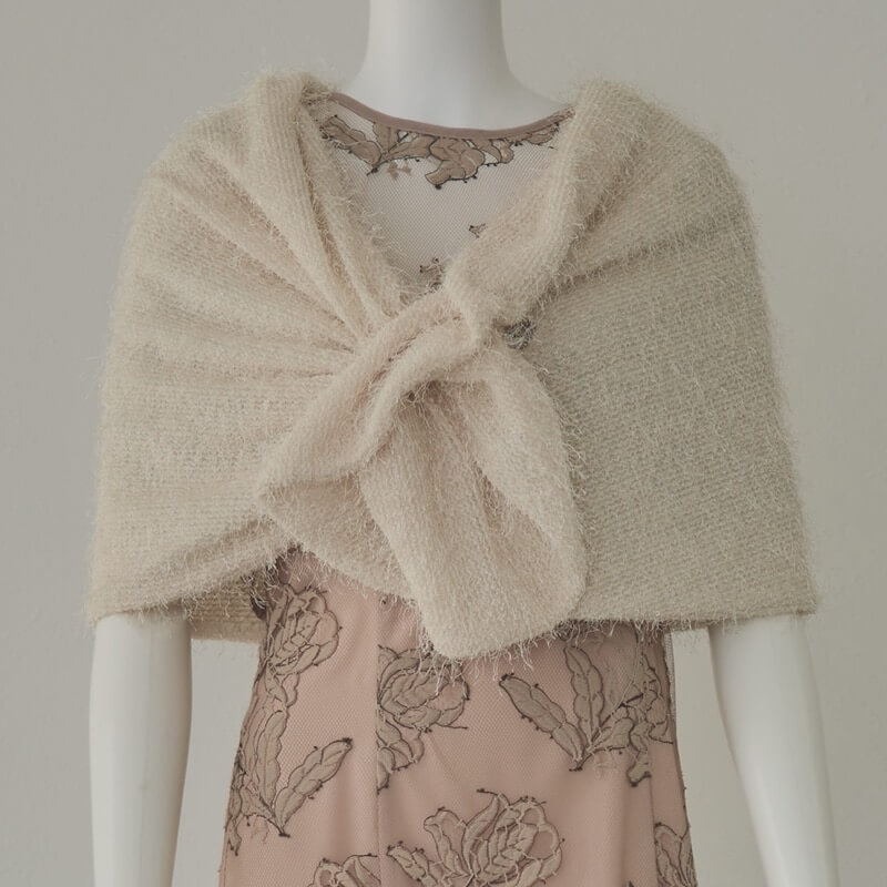 オフホワイトのファーレースショール