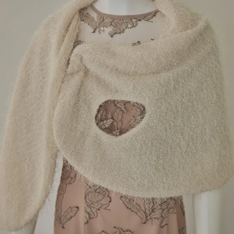 オフホワイトのファーレースショール