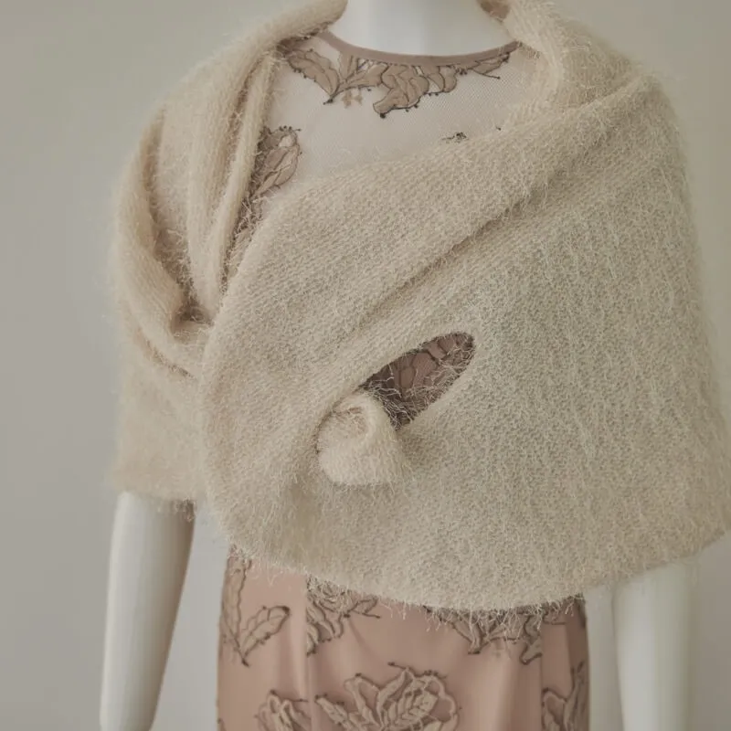 オフホワイトのファーレースショール