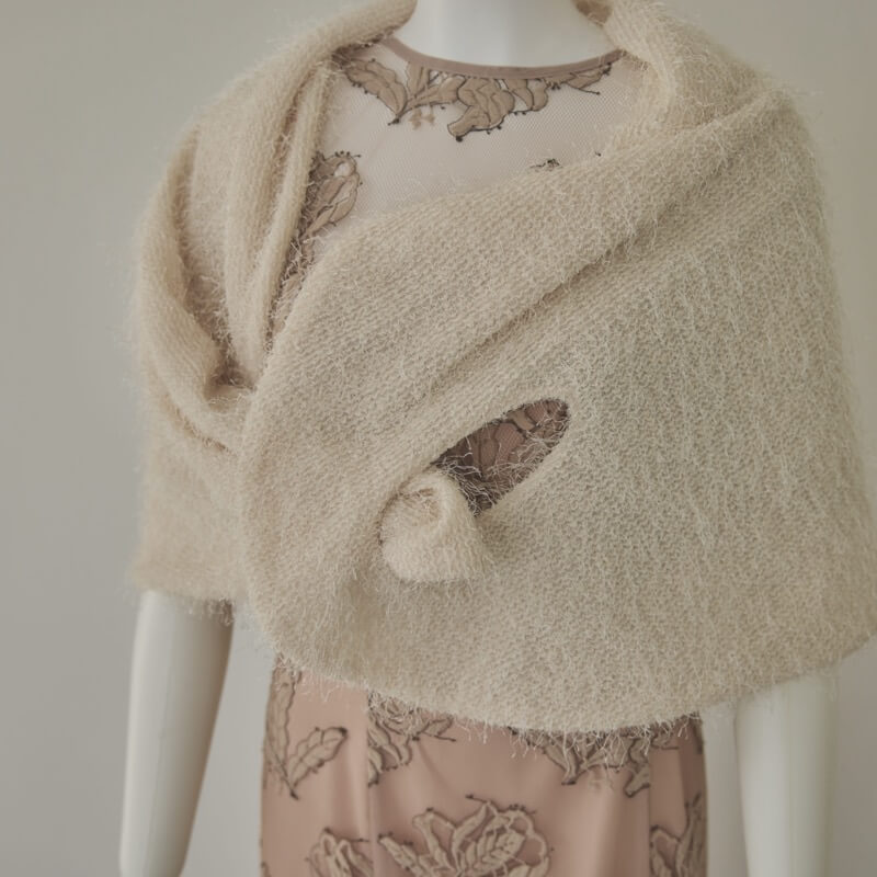 オフホワイトのファーレースショール