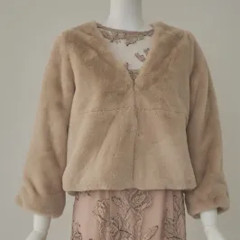 ベージュのファージャケット