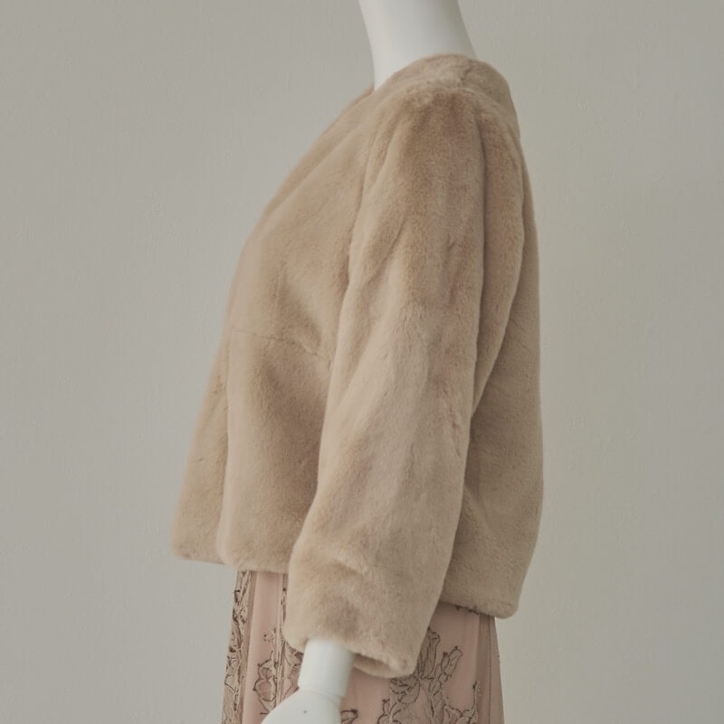 ベージュのファージャケット