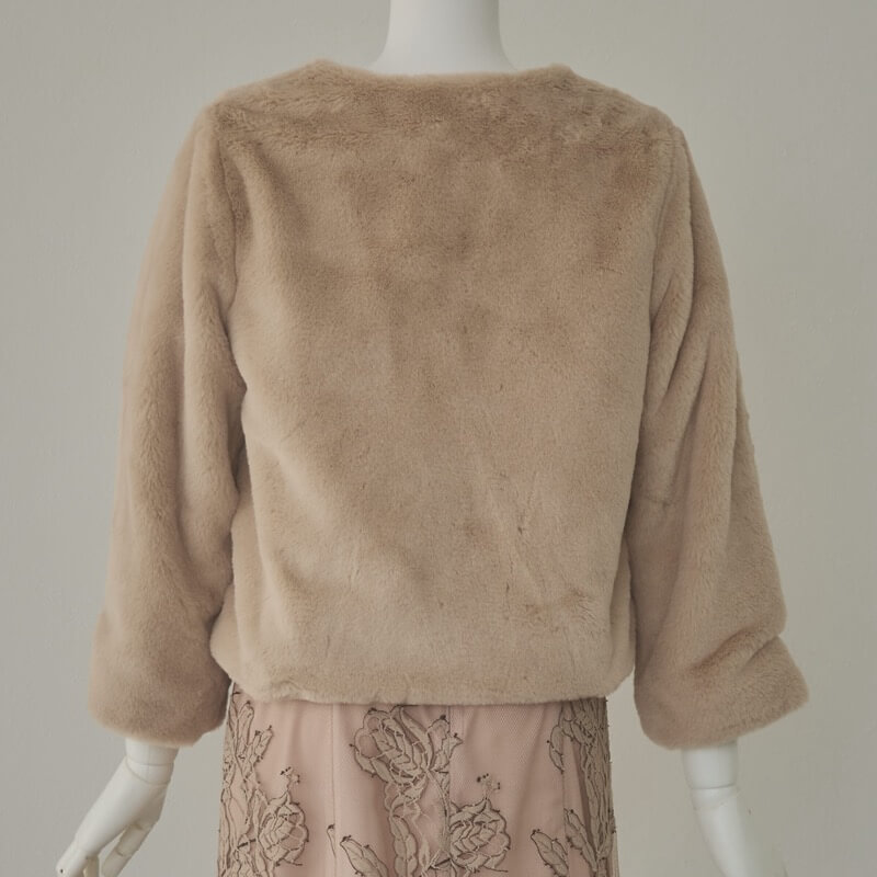 ベージュのファージャケット