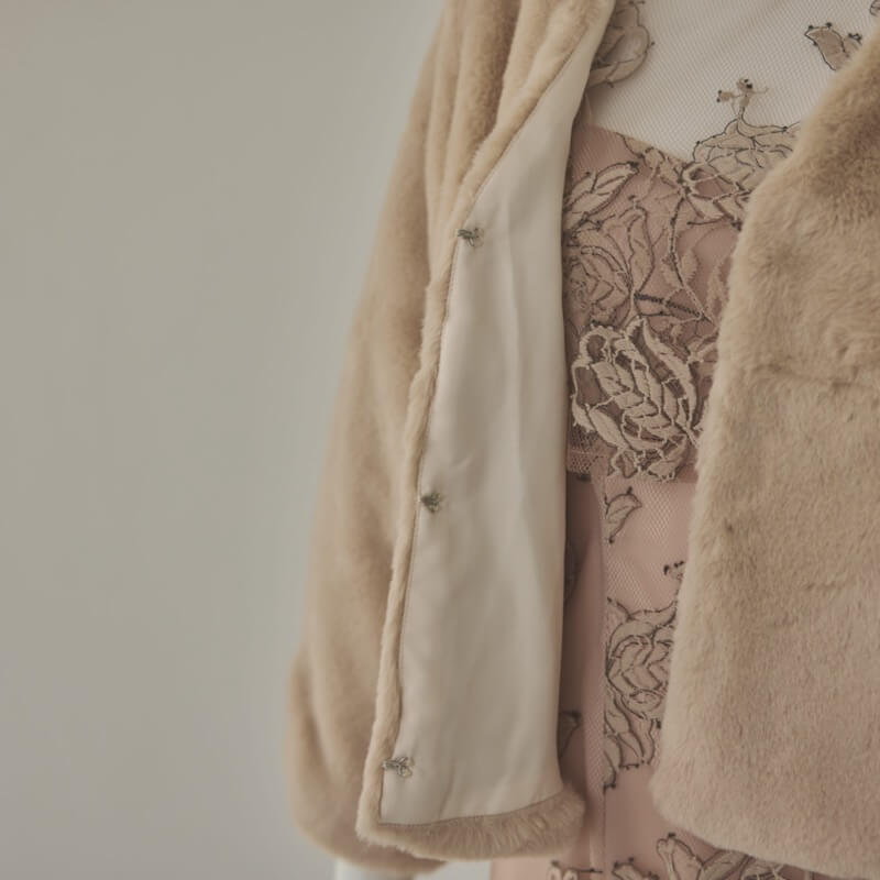 ベージュのファージャケット