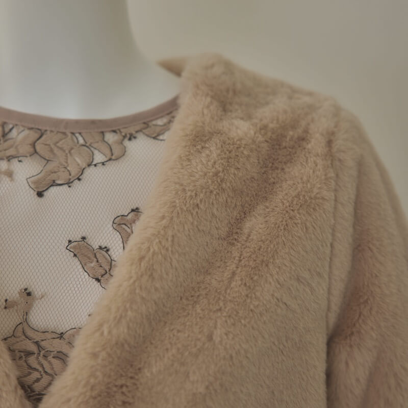 ベージュのファージャケット