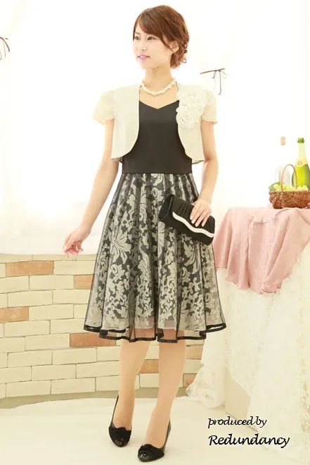 ライトベージュの胸元花モチーフボレロ