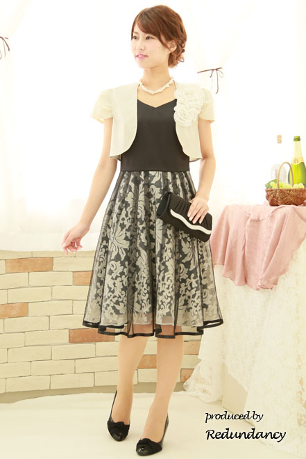 ライトベージュの胸元花モチーフボレロ