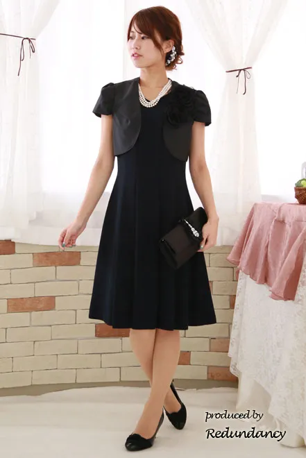 ブラックの胸元花モチーフボレロ