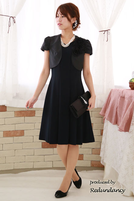 ブラックの胸元花モチーフボレロ