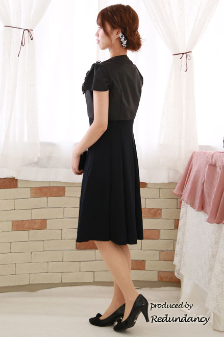 ブラックの胸元花モチーフボレロ