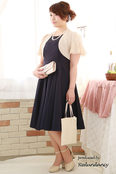 ライトベージュの袖フリルボレロ