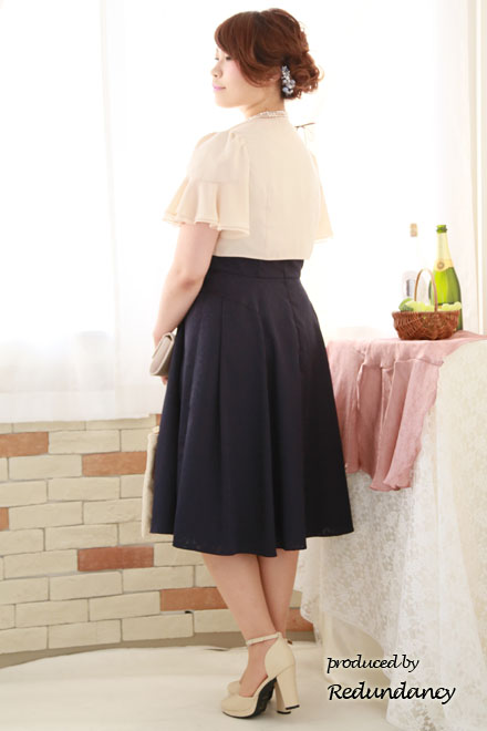 ライトベージュの袖フリルボレロ