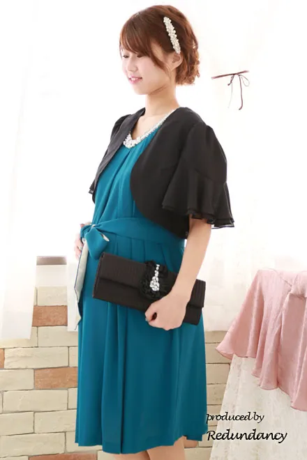 ブラックの袖フリルボレロ