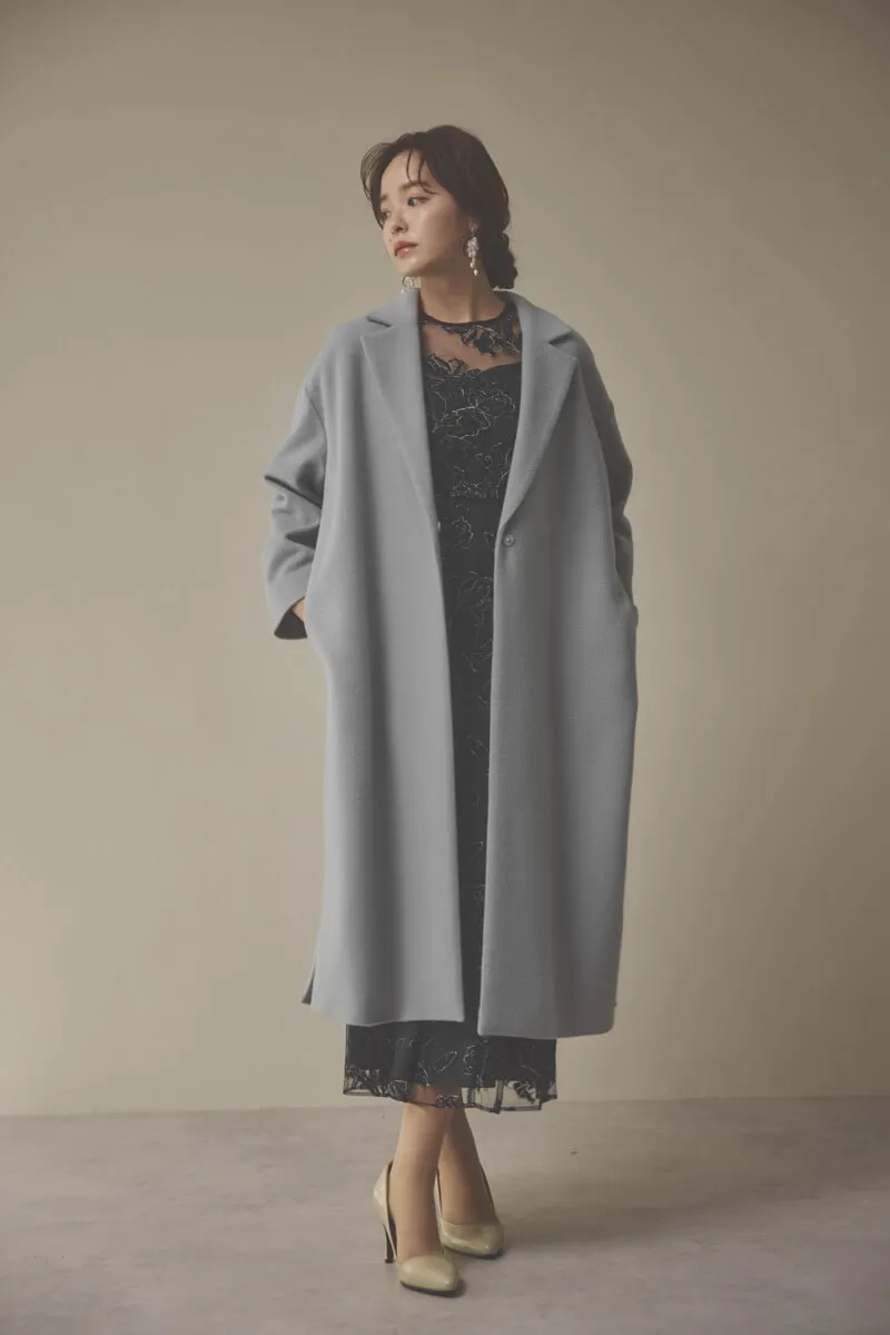 ライトグレーのウールコート