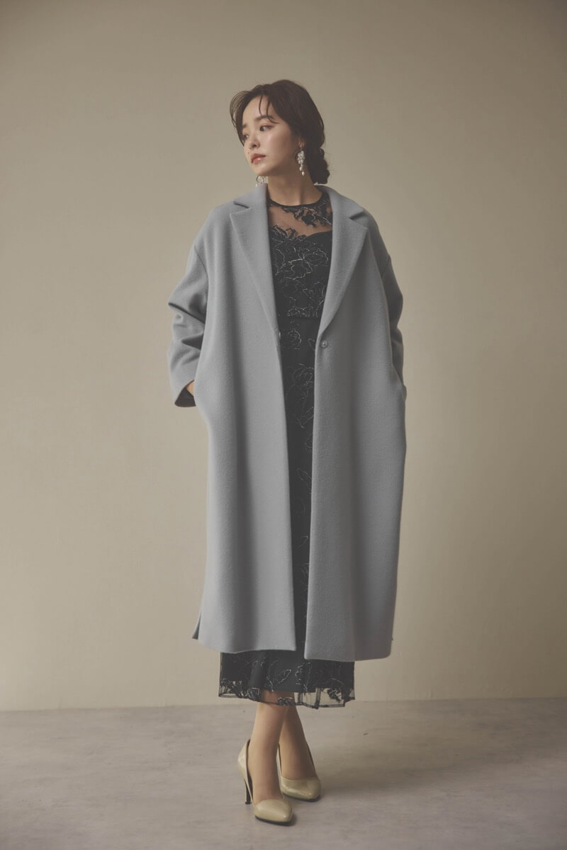 ライトグレーのウールコート