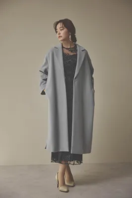 ライトグレーのウールコート