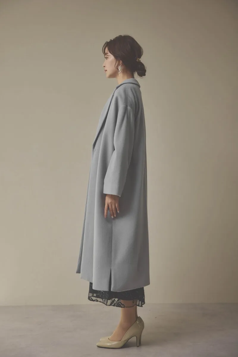 ライトグレーのウールコート