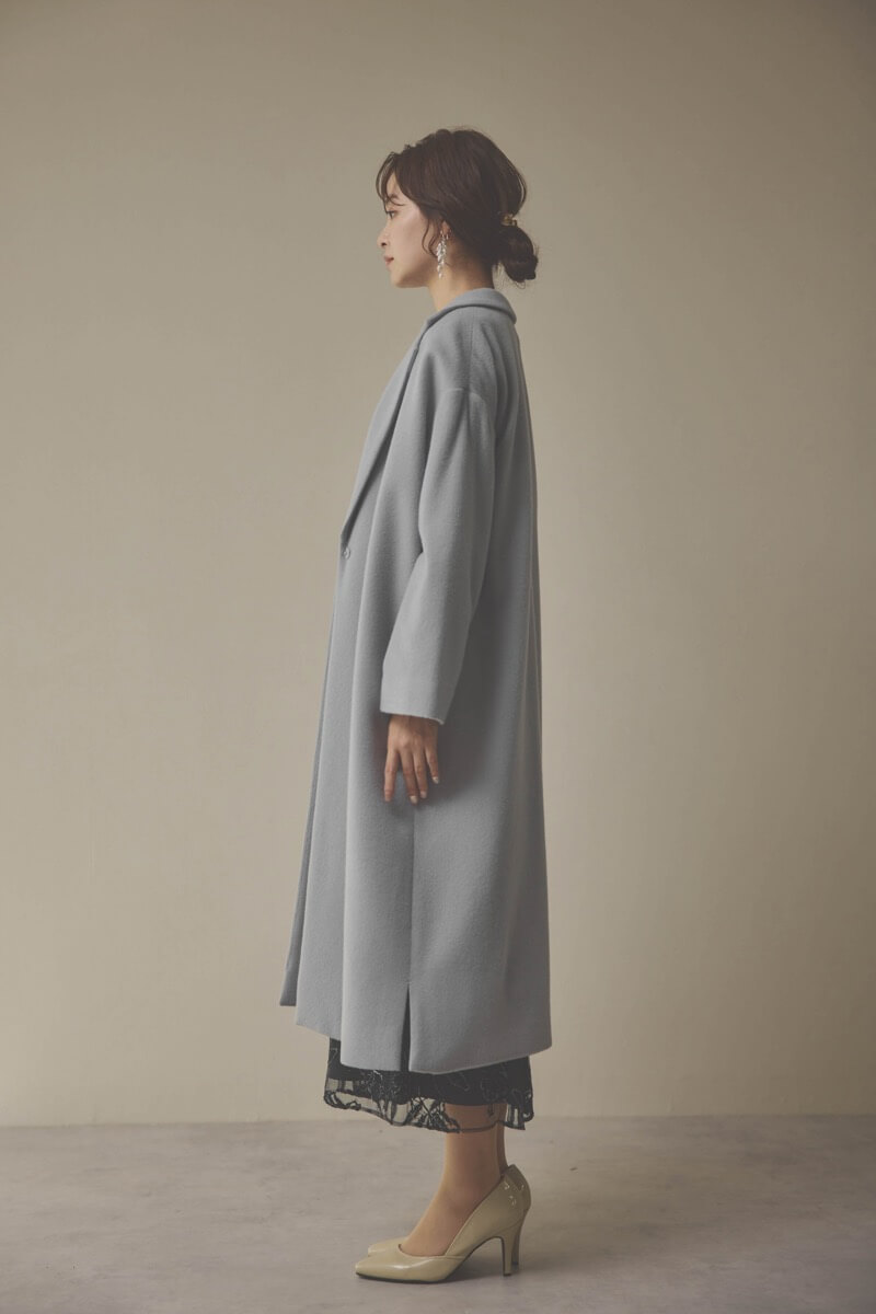 ライトグレーのウールコート