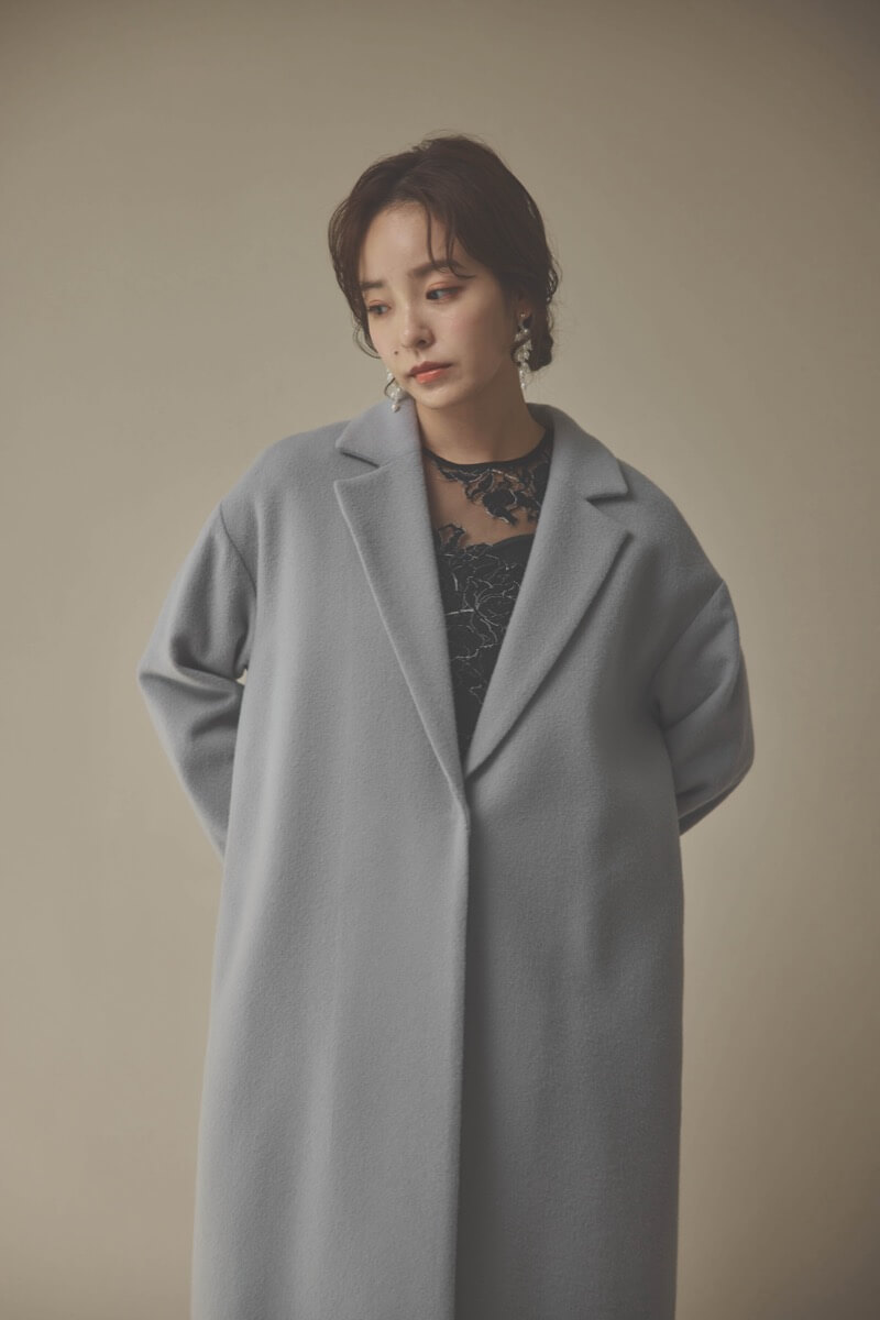 ライトグレーのウールコート