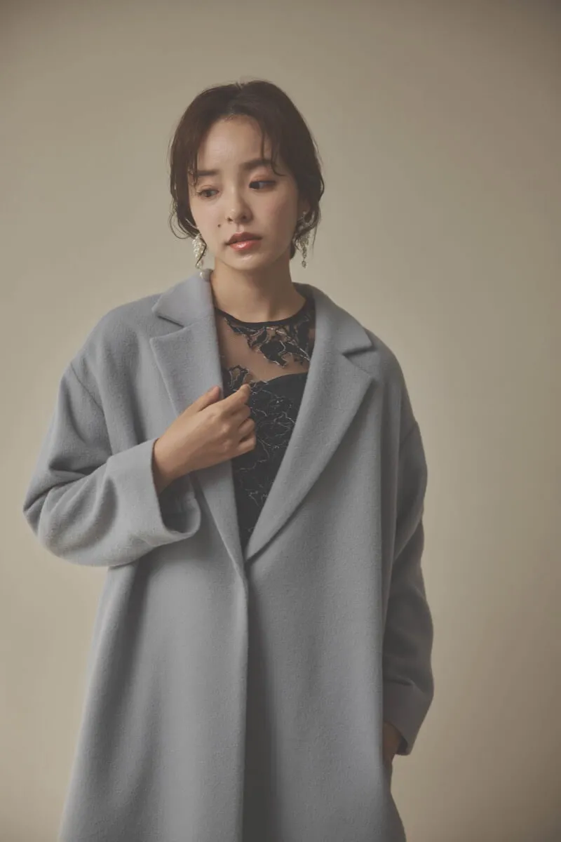 ライトグレーのウールコート