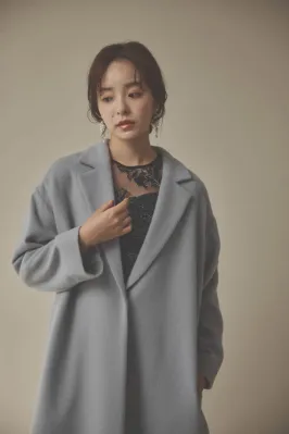 ライトグレーのウールコート