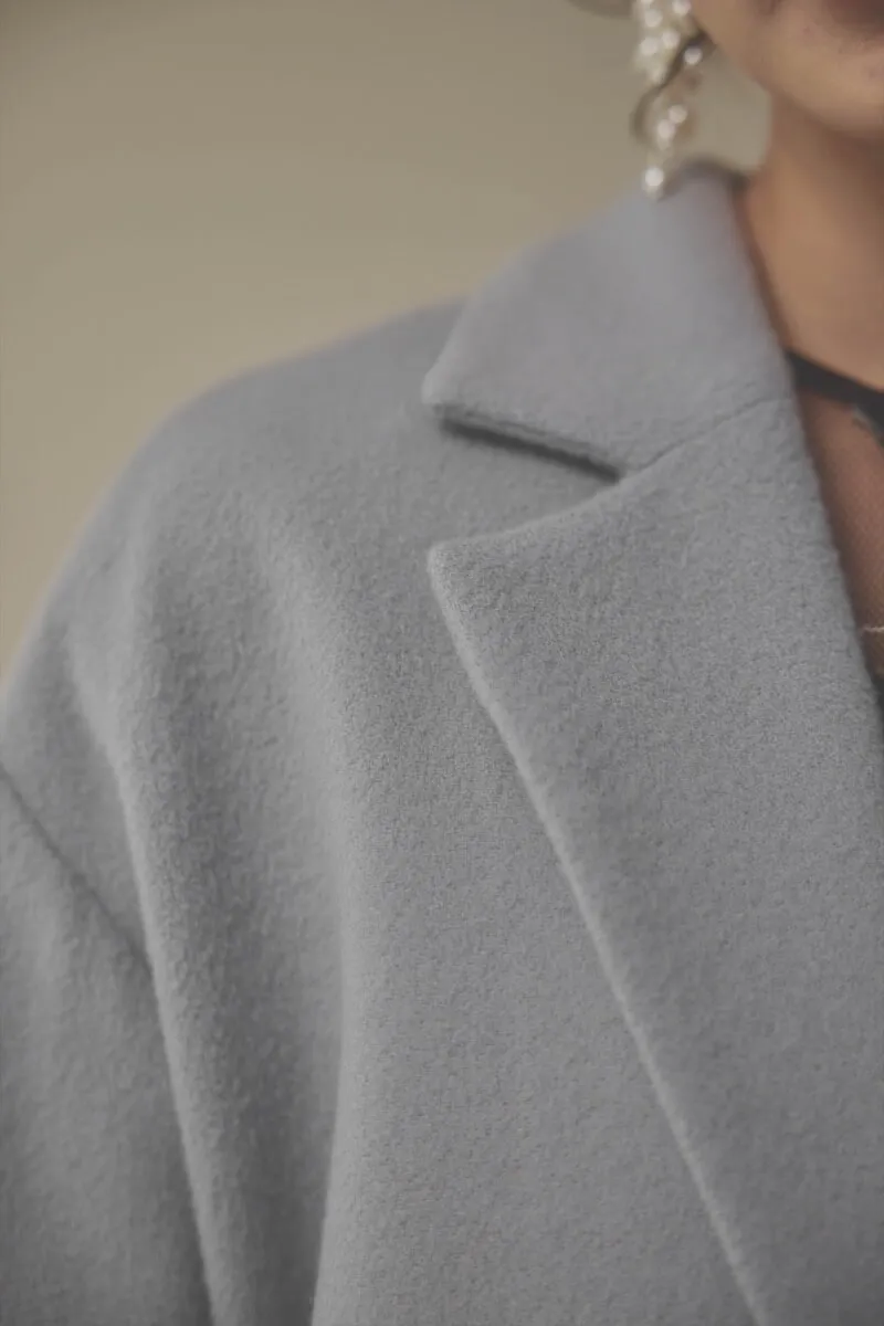 ライトグレーのウールコート