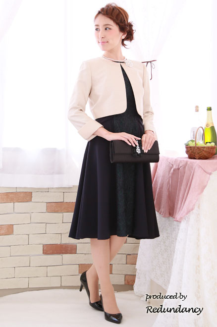 ベージュの襟なし長袖ジャケット