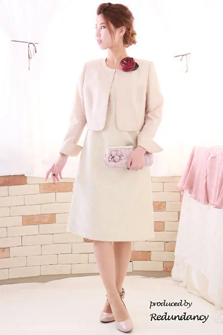 ベージュの襟なし長袖ジャケット